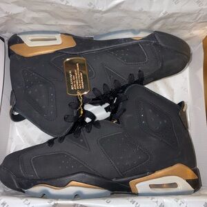 Jordan Men's Black and Metallic Gold Sneakers